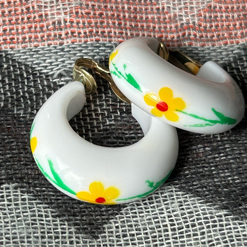 🔸FINAL PRICE🔸 Vintage Acrylic Floral Painted Clip On Hoop Earrings Cottagecore - Picture 1 of 9